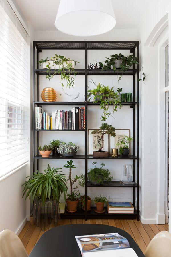minimalist bookshelf decor
