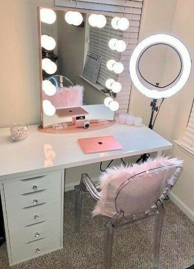 DIY Vanity Mirror with Lights for a Beauty Vlogger - Harptimes.com