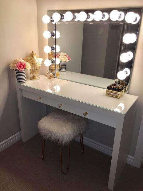 DIY Vanity Mirror with Lights for a Diva - Harptimes.com