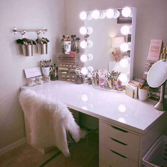 Hollywood Style DIY Vanity Mirror with Lights - Harptimes.com