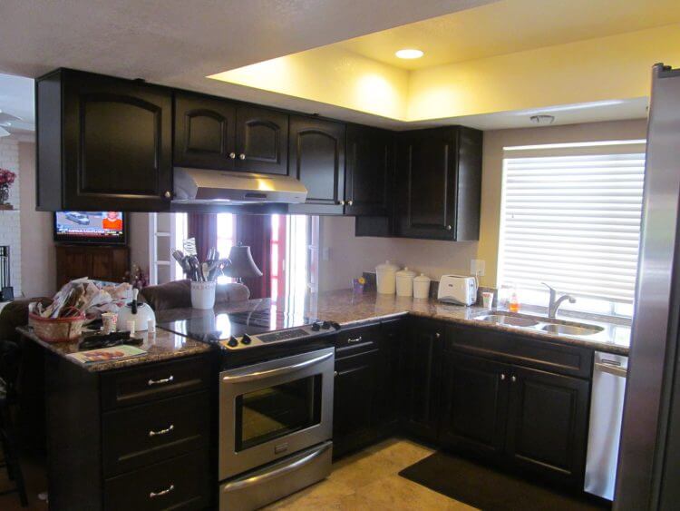  Kitchens with black appliances and minimalist cabinet