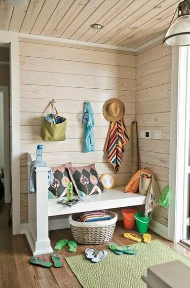Small Entryway Bench And Storage Baskets